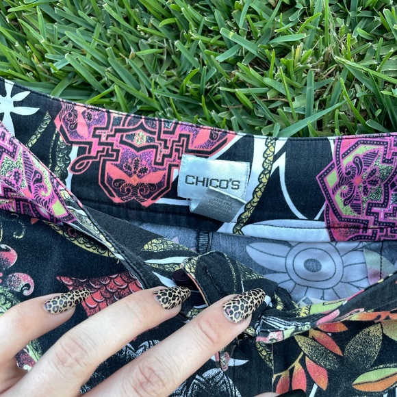 CHICOS CAPRI GRAPHIC PANTS - Picture 2 of 2